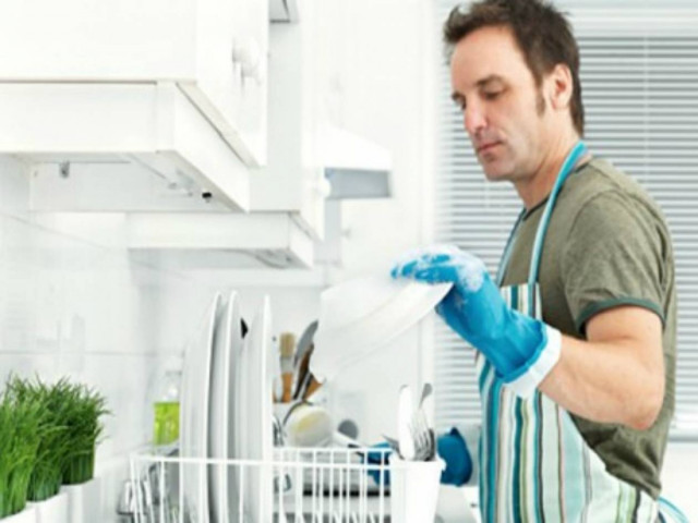 Έρευνα: Τα ζευγάρια που μοιράζονται τις δουλειές του σπιτιού, χωρίζουν