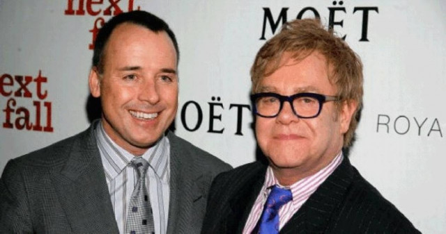 Ο Έλτον Τζον πουλάει το σπίτι του. Δείτε γιατί...