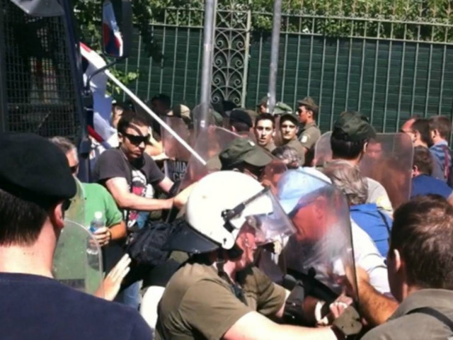 ΝΤΡΟΠΗ: Τα ΜΑΤ χτύπησαν άτομα με αναπηρία έξω από τη Βουλή (ΦΩΤΟ)