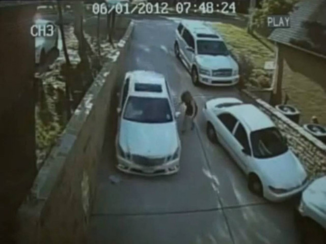 Βίντεο: Ξανθιά με Mercedes αγνοεί την ύπαρξη του... χειρόφρενου!