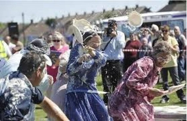 Βίντεο: Ρίχνουν πίτες ο ένας στον άλλον για το παγκόσμιο πρωτάθλημα!
