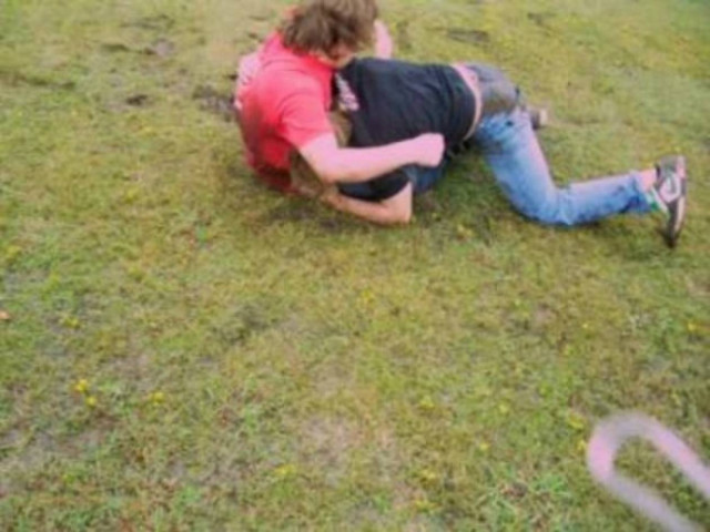 Κρήτη: Ξύλο σε νεκροταφείο για τα μάτια μιας γυναίκας!