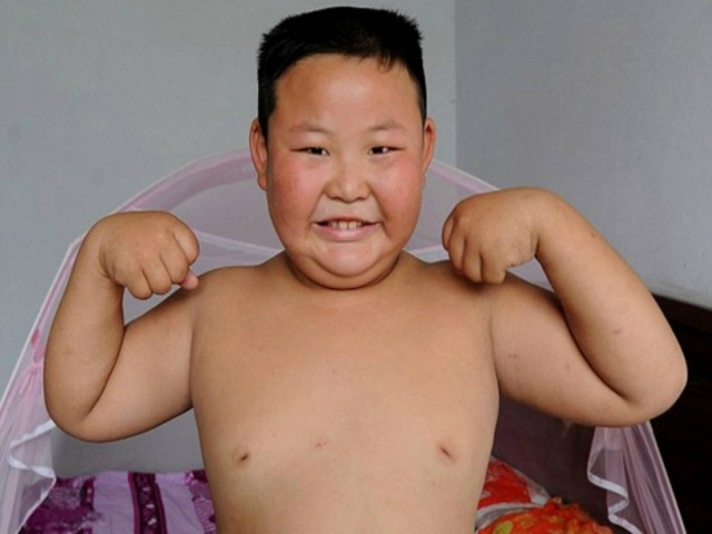 Ο 7χρονος... Ηρακλής που σέρνει μόνος του ολόκληρο αυτοκίνητο (pics)