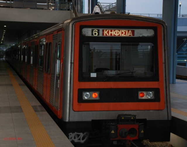 Άνδρας έπεσε στις γραμμές του Ηλεκτρικού στη Βικτώρια