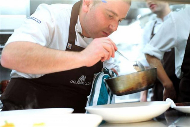 Προωθεί την ελληνική κουζίνα σε 35 χώρες