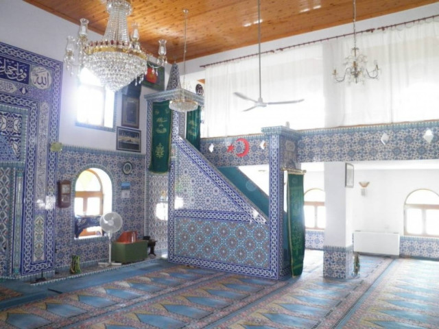 Ενα τζαμί-χλιδή δίπλα στα χαμόσπιτα της Θράκης