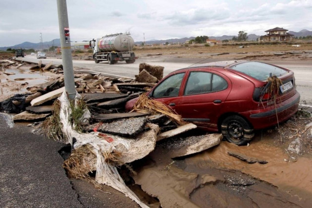 Βίντεο: Η Ιαπωνία πλήττεται από τον τυφώνα Τζελαουάτ
