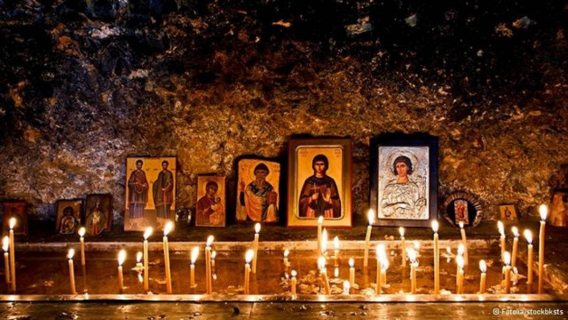 Spiegel: Η εκκλησία εμμένει στα προνόμια