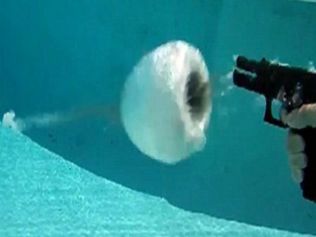 Βίντεο: Πως γίνεται μια... τρύπα στο νερό