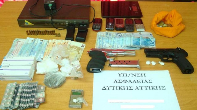 Συνελήφθησαν τρία άτομα για διακίνηση ναρκωτικών