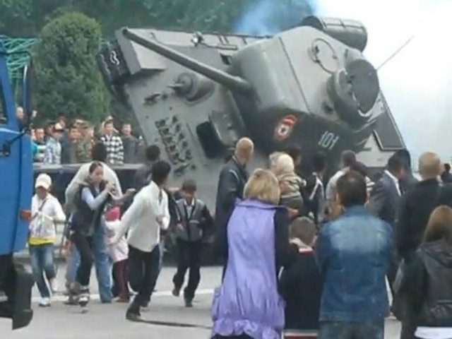 Βίντεο: Απίστευτο FAIL με... οδηγό τανκ