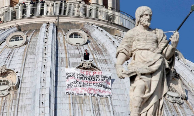 Τον κατέβασαν από τον τρούλο του Αγίου Πέτρου