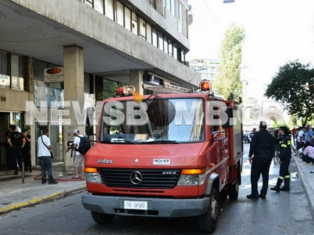 ΤΩΡΑ: Άνδρας απειλεί να αυτοπυρποληθεί στην Ομόνοια