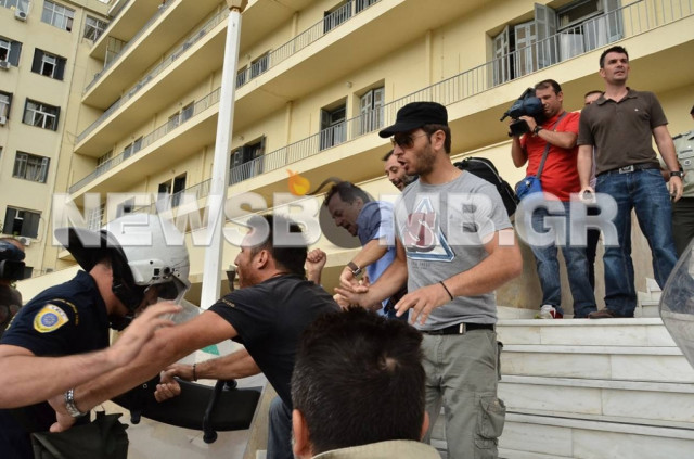 Δέκα συλλήψεις για τα επεισόδια στο υπουργείο Εθνικής Άμυνας