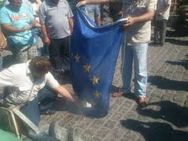 Συλλαλητήριο στην Κρήτη: Οι αγρότες έκαψαν τη σημαία της ΕΕ