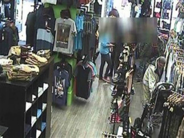 Απίστευτο: Άρπαξε το iPhone μέσα από τα χέρια ενός μωρού!