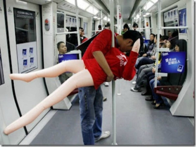 Οι πιο... περίεργοι τύποι κυκλοφορούν στο μέτρο! (pics)