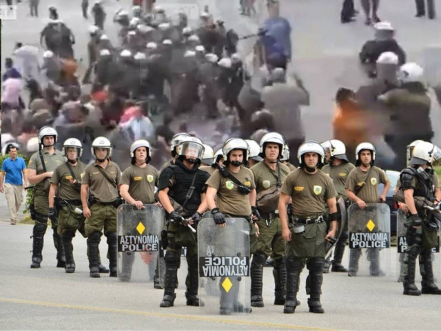 Ξύλο και χημικά στο προαύλιο του Υπουργείου Εθνικής Άμυνας