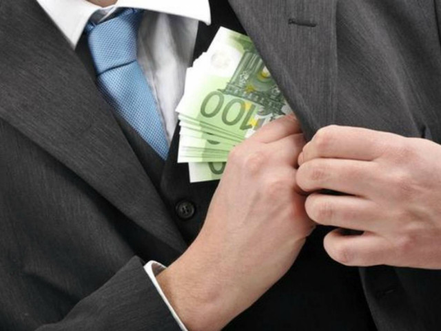 Δήλωνε εισόδημα 100 ευρώ και έστειλε στο εξωτερικό 700.000