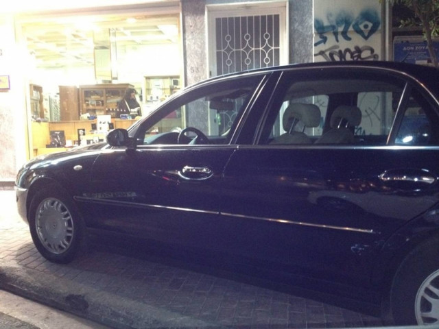 Δείτε: Λιμουζίνα του Διπλωματικού Σώματος πάνω σε πεζοδρόμιο