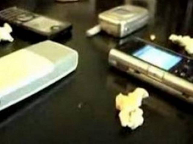 ΑΠΙΣΤΕΥΤΟ VIDEO: Πως η ακτινοβολία των κινητών ψήνει ποπ-κορν