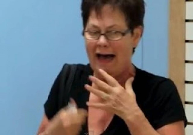 Βίντεο: Μια γυναίκα μόνη με... ποντίκια