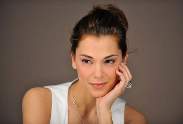 Ιταλίδα παρουσιάστρια... «πλέει» στα χέρια δεκάδων ανδρών! (video)