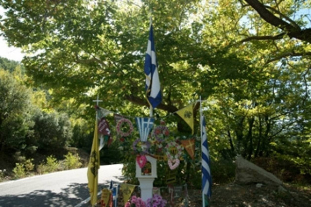 Το πιο περίεργα στολισμένο εικόνισμα της Ελλάδας