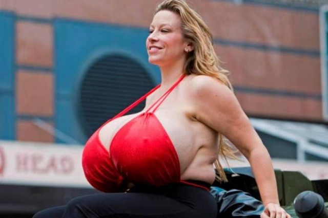 Το στήθος της Τσέλσι είναι Νο 164 ΧΧΧ (video)