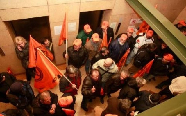 ΤΩΡΑ: Τα ΜΑΤ διώχνουν τους συνδικαλιστές της ΓΕΝΟΠ