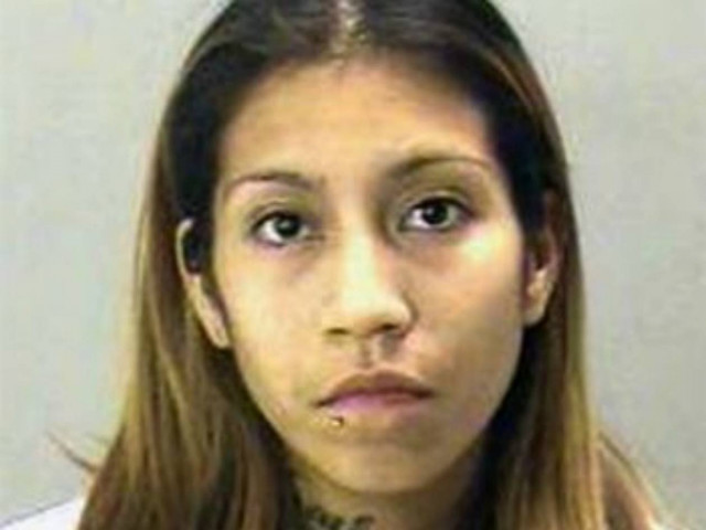 Σοκ: Κόλλησε την 2χρονη κόρη της με κόλλα στον τοίχο και την έδειρε