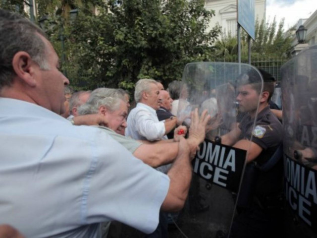 Ένταση στην πορεία συνταξιούχων στο κέντρο (ΦΩΤΟ)