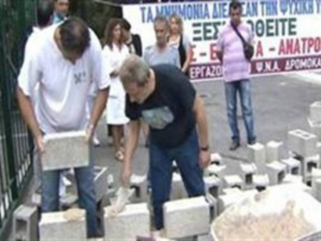 Ένταση και προσαγωγές στο Δρομοκαΐτειο - «Έχτισαν» την είσοδο