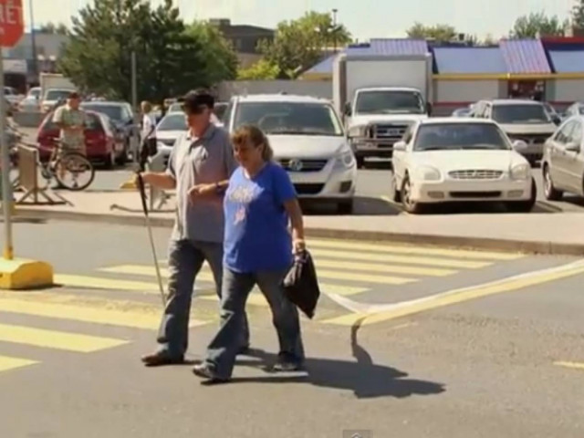 Βίντεο: Απίθανη φάρσα με χαρτί υγείας!