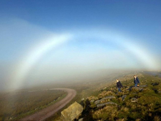 Εντυπωσιακό φαινόμενο: «Ουράνιο τόξο» από ομίχλη