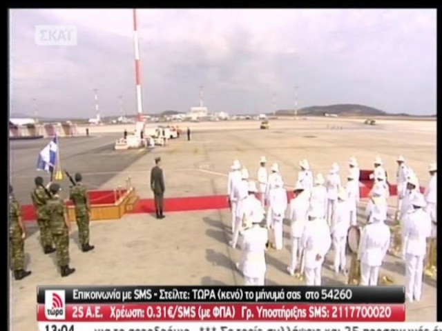 ΔEITE: Έστρωσαν κόκκινο χαλί στο αεροδρόμιο για τη Μέρκελ!