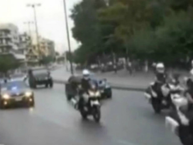 Βίντεο: Πέταξαν μπουκάλια στην αυτοκινητοπομπή της Μέρκελ