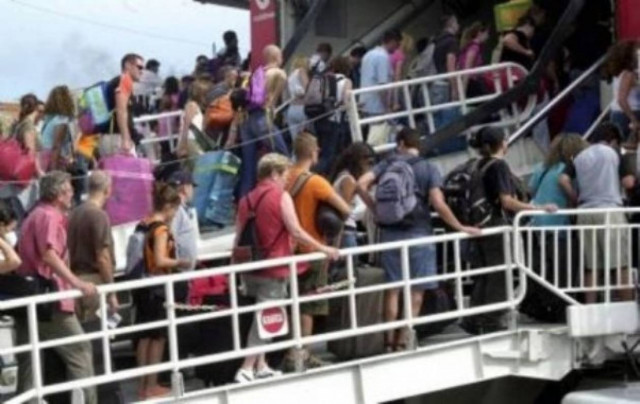 Τρόικα: Βρείτε ισοδύναμα για να μειωθεί ο ΦΠΑ στα ακτοπλοϊκά εισιτήρια