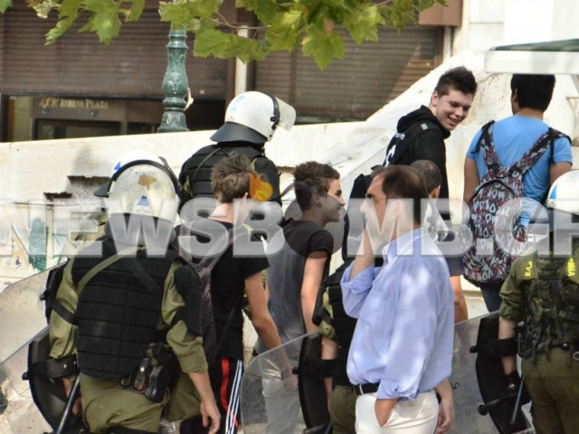 ΤΩΡΑ: Προσαγωγές μαθητών Λυκείων στο Σύνταγμα (vid)