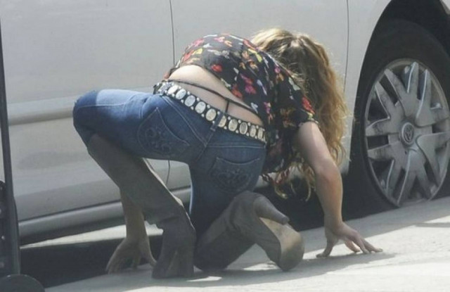 Έσκυψε να πιάσει τα κλειδιά της και φάνηκε το…