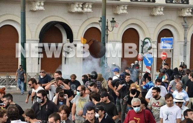 Συνεχίζονται τα επεισόδια στο Σύνταγμα