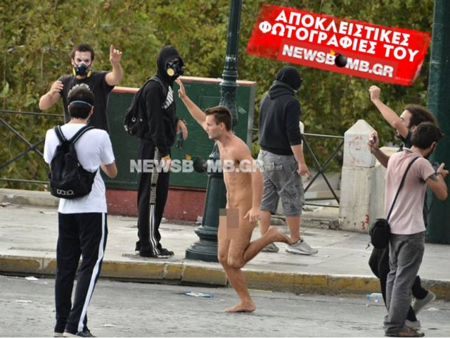 Ολόγυμνος άνδρας τρέχει στο Σύνταγμα! (pics)