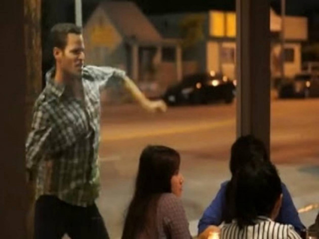 Βίντεο: Δείτε πώς θα κερδίσετε την προσοχή... των κοριτσιών!