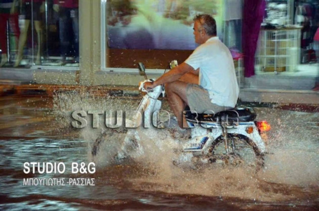 «Πνίγηκε» το Ναύπλιο από τη δυνατή νεροποντή (pics)