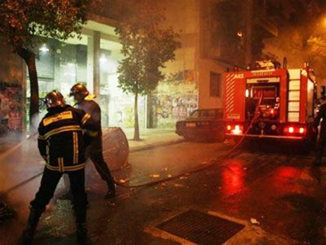 Στις φλόγες ξενοίκιαστο κατάστημα στο κέντρο της Πάτρας