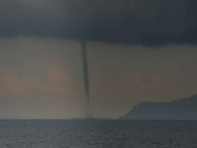 ΔΕΙΤΕ: Εντυπωσιακός υδροστρόβιλος στη θάλασσα της Κρήτης