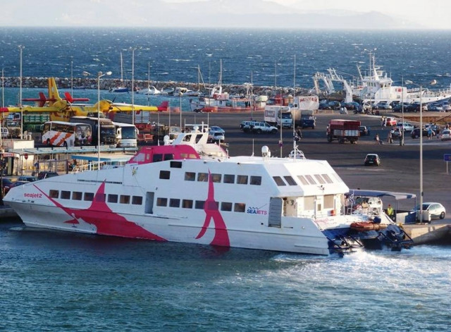 «Έμεινε» από μηχανή το «Sea Jet II» στη Ραφήνα