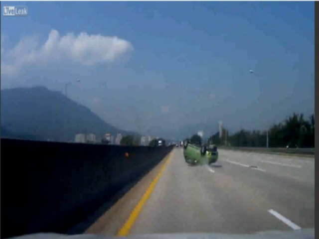 Βίντεο: Απίστευτο ατύχημα - Αντί να τον προσπεράσει τον αναποδογύρισε