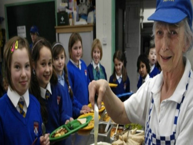 Ζήτησαν από μαγείρισσα σχολείου να μαγειρεύει χειρότερα!