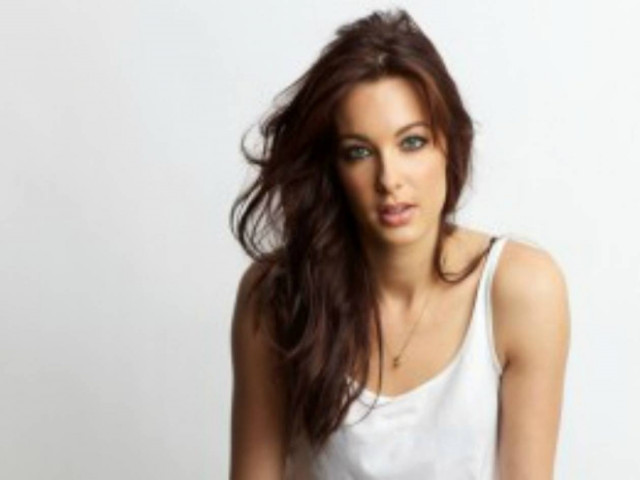 Γιατί μια γυναίκα πρέπει να έχει δεσμό με μικρότερό της άνδρα